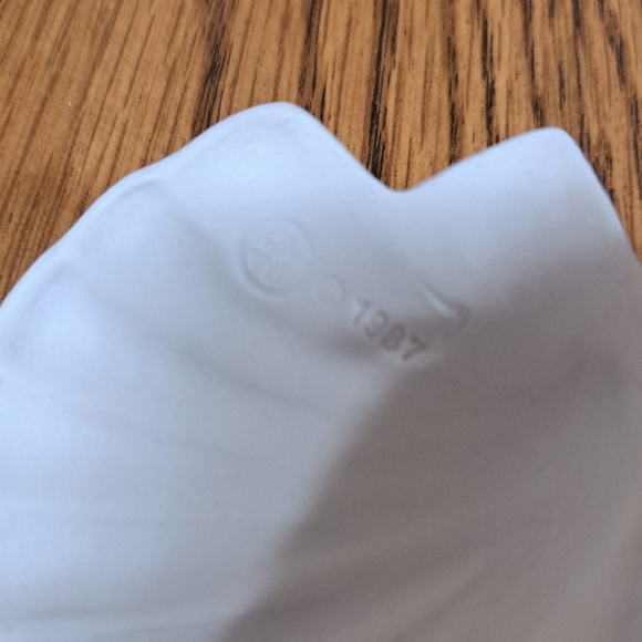 Margaret Furlong Porcelain Shell Angel Ornament Bouquet With Stand and Box - Picture 6 of 7